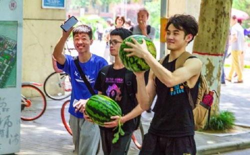 吃瓜济南的大学,济南校园里的“吃瓜群众”众生相